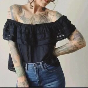 Aritzia Wilfred Hollande Black Off Shoulder Crochet Ruffle Crop Boho Blouse‎ XXS